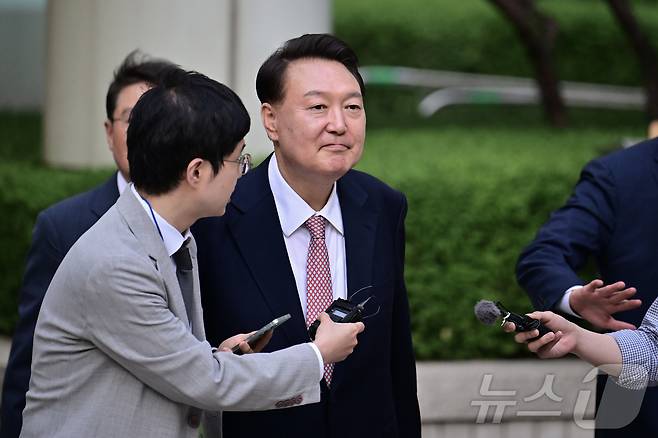 윤석열 전 대통령이 9일 오후 서울 서초구 중앙지방법원에서 열린 내란 우두머리 혐의, 직권남용 권리행사방해 혐의 사건 6차 공판을 마친 후 취재진의 질문을 받으며 법원을 나서고 있다. 2025.6.9/뉴스1 ⓒ News1 사진공동취재단
