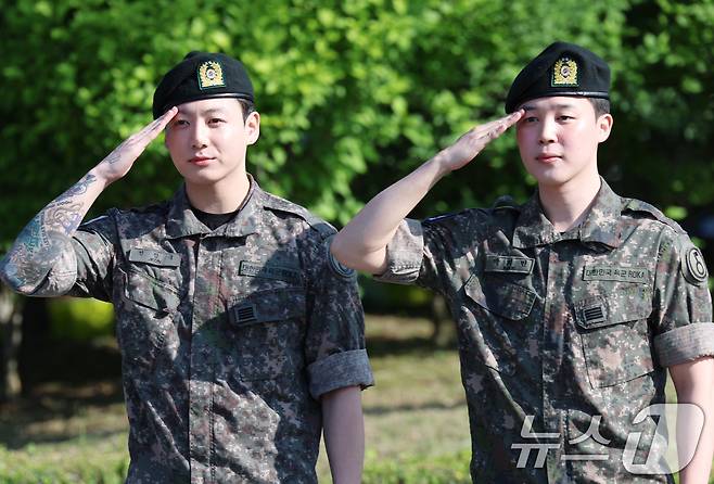방탄소년단(BTS)의 정국과 지민(오른쪽)이 11일 오전 경기도 연천군 연천공설운동장에서 군 복무를 마친 뒤 군복무를 마친 뒤 전역 인사를 전하고 있다. 정국과 지민은 지난 2023년 12월 입대해 경기도 연천에 위치한 육군 제5보병사단에서 약 1년 7개월간 병역의 의무를 성실히 수행했다. 2025.6.11/뉴스1 ⓒ News1 권현진 기자