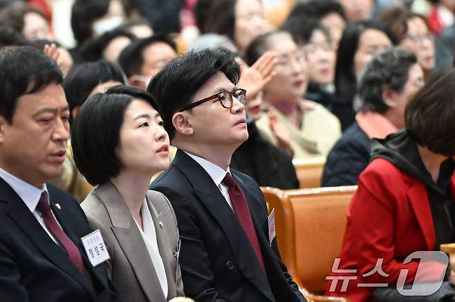 한동훈 전 국민의힘 대표가 16일 서울 영등포구 여의도순복음교회에서 예배를 드리고 있다. 왼쪽부터 정성국, 한지아 의원, 한 전 대표. 2025.3.16/뉴스1 ⓒ News1 국회사진취재단