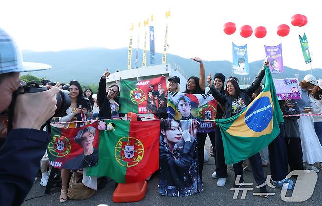 방탄소년단(BTS)의 지민과 정국이 제대하는 11일 오전 경기도 연천군 연천공설운동장에 아미(방탄소년단 팬덤명)들이 현수막을 들고 두 사람을 응원하고 있다. ⓒ News1 권현진 기자