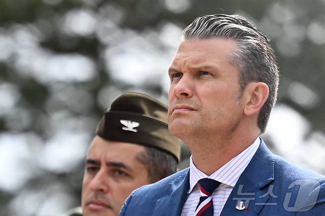 6일(현지시간) 피트 헤그세스 미국 국방장관이 프랑스 북서부 콜빌쉬르메르에서 열린 2차 세계대전 노르망디 상륙 작전 81주년 기념식에 참석하고 있다. 2025.06.06 ⓒ AFP=뉴스1 ⓒ News1 김지완 기자