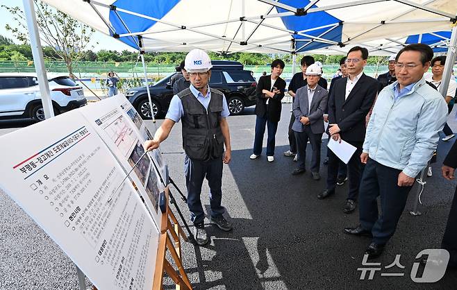 유정복 시장이 11일 부평동~장고개간 도로개설공사(3-2공구) 현장에서 현황보고를 받고 있다.(인천시 제공. 재판매 및 DB금지) / 뉴스1