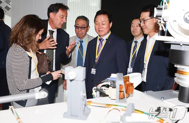 박완수 경남지사(가운데)가 지난 2023년 6월22일 프랑스 툴루즈 우주센터에서 현장 관계자로부터 설명을 듣고 있다.(경남도 제공. 재판매 및 DB금지)