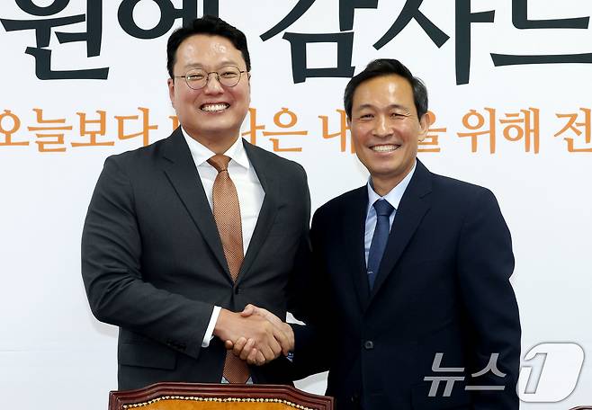 천하람 개혁신당 대표 권한대행 겸 원내대표가 11일 오후 서울 여의도 국회를 찾은 우상호 대통령실 정무수석을 접견하고 있다. 2025.6.11/뉴스1 ⓒ News1 이광호 기자