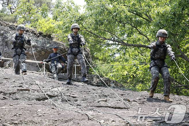11일 국군간호사관학교 생도들이 전남 화순군 육군보병학교 동복유격훈련장에서 정면 암벽 하강을 하고 있다. 2025.6.11/뉴스1 ⓒ News1 김태성 기자
