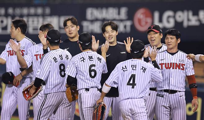 LG 선수단이 27일 서울 잠실구장에서 열린 2025 KBO리그 정규시즌 한화전 승리 후 하이파이브 하고 있다. 사진 | 연합뉴스