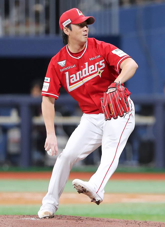 SSG 문승원이 30일 고척스카이돔에서 열린 2025 KBO리그 키움전에 선발 등판해 역투하고 있다. 사진 | SSG 랜더스