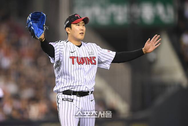 LG 선발투수 손주영이 29일 서울 잠실구장에서 열린 2025 KBO리그 한화와 경기 5회초 1사1루 안치홍 내야땅볼 때 1루쪽을 바라보고 있다. 잠실 | 최승섭기자 thunder@sportsseoul.com