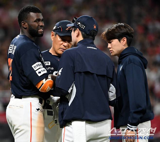 연장 10회초 1사 2루 한화 플로리얼이 사구에 맞은 후 괴로워하고 있다.