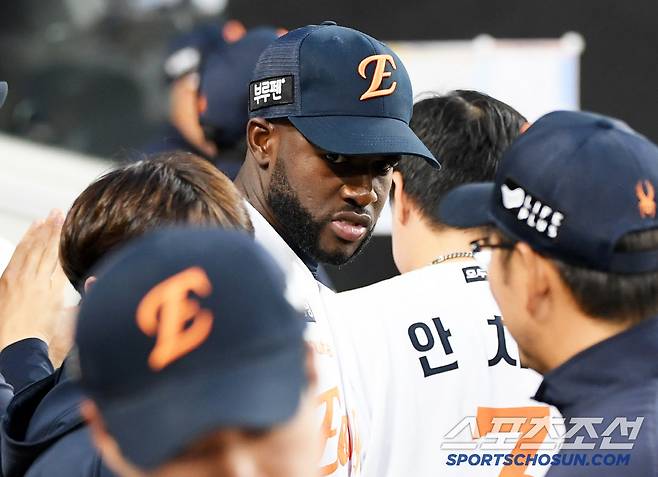 경기 중반 더그아웃에 나타난 플로리얼.