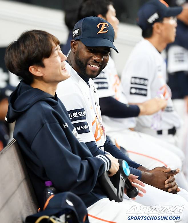 김경문 감독 걱정과 달리 해맑은 표정으로 경기를 지켜본 플로리얼.