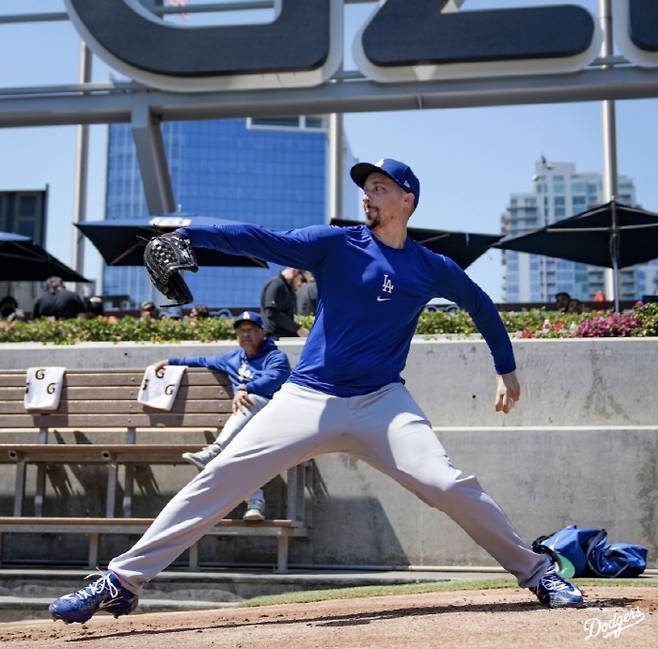 블레이크 스넬이 11일(한국시각) 펫코파크에서 부상 후 첫 불펜피칭을 실시하고 있다. 사진=LA 다저스 구단 공식 X 계정
