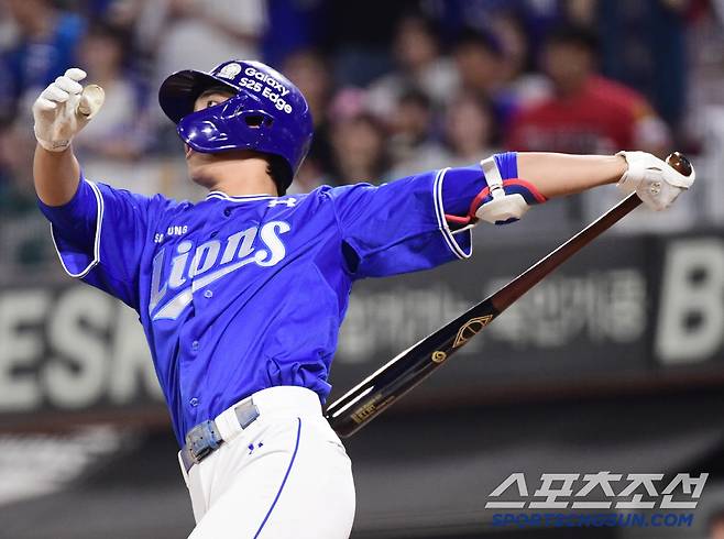 8회 KIA 김현수 상대 만루홈런을 날리고 있는 삼성 이재현.