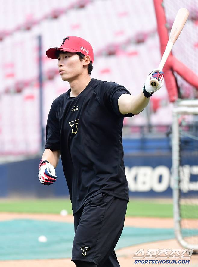 타격 훈련을 하고 있는 김호령.