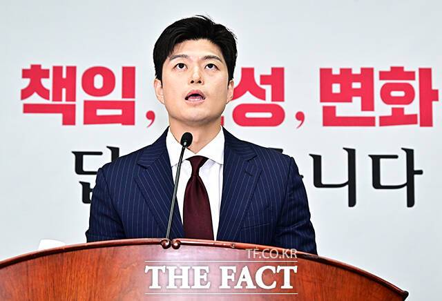 김용태 국민의힘 비상대책위원장이 9일 오후 서울 여의도 국회에서 열린 의원총회에 참석해 모두발언을 하고 있다./배정한 기자