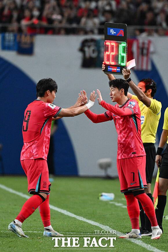 교체 출전하는 손흥민(오른쪽).