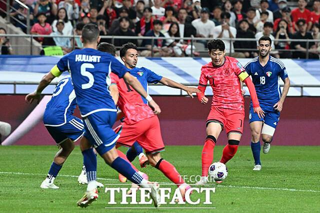 교체로 들어와 드리블 시도하는 손흥민.