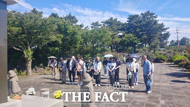 11일 도내 초중고 교사와 교육전문직 등 참가단이 제주4·3 유적지를 탐방해 추모하고 있다. /충남교육청