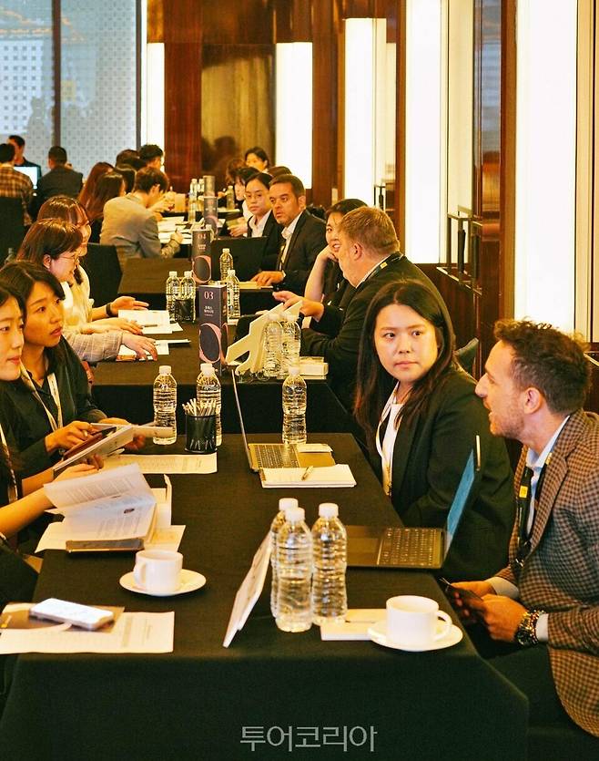 지난 5월 28일 서울 중구 웨스틴 조선 서울에서 열린 '카탈루냐 로드쇼'에서 한국-카탈루냐 여행업 관계자들이 네트워킹하는 모습