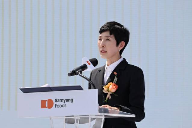 김정수 삼양식품 부회장이 11일 열린 밀양 제2공장 준공식에서 기념사를 하고 있다. (제공=삼양식품)