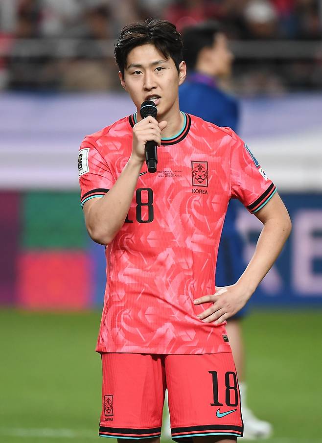 10일 서울월드컵경기장에서 열린 대한민국과 쿠웨이트의 2026년 북중미월드컵 아시아 3차예선 B조 최종전. 대한민국이 4대0 승리를 거둔 후 열린 월드컵 진출 축하행사에서 이강인이 감사 인사를 전하고 있다. /정재근 스포츠조선 기자