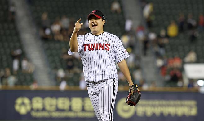 11일 서울 잠실야구장에서 열린 2025 프로야구 SSG 랜더스와 LG 트윈스의 경기, LG 마무리투수 장현식이 경기를 6대4로 승리를 거두며 기뻐하고 있다. /뉴시스