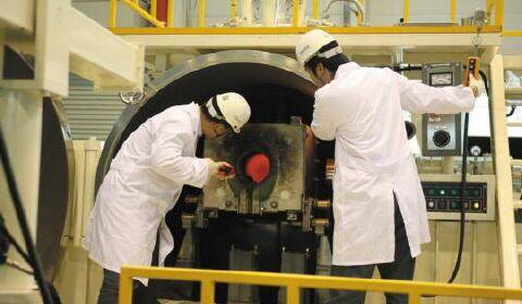 현대제철연구소에서 연구원들이 진공 용해로를 이용해 실험용 철강 슬래브를 만들고 있다. /현대제철 제공