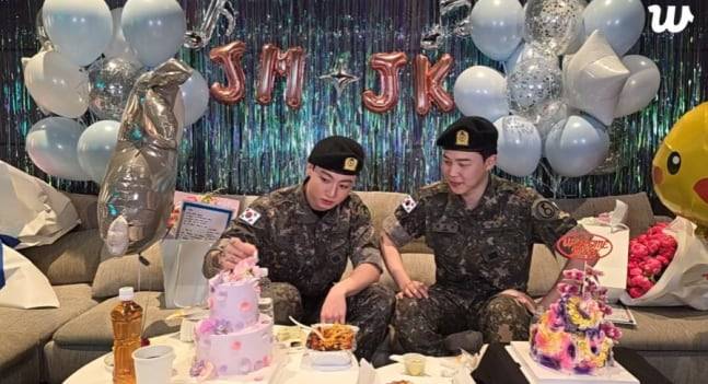 방탄소년단(BTS) 멤버 지민, 정국이 11일 팬 커뮤니티 플랫폼 위버스를 통해 전역 기념 라이브 방송을 진행하고 있다./위버스 캡처