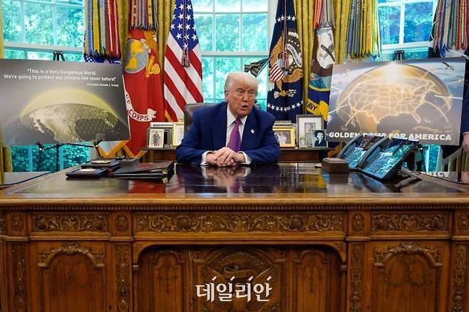 도널드 트럼프 미국 대통령이 백악관 집무실에서 차세대 미사일 방어시스템인 '골든 돔'에 관해 발언하고 있다.ⓒ뉴시스