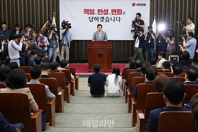 국민의힘 의원들이 지난 5일 오전 국회에서 열린 의원총회에 참석해 권성동 원내대표의 모두 발언을 경청하고 있다. ⓒ데일리안 홍금표 기자