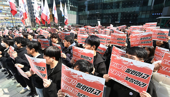 민주노총 산하 화섬식품노조 카카오지회(크루유니언)가 지난 3월 19일 경기도 성남시 카카오 판교 아지트 앞에서 콘텐츠 CIC(사내독립기업) 분사매각 철회와 고용안정 등을 요구하며 구호를 외치고 있다.ⓒ뉴시스