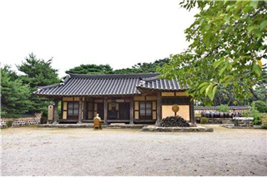 ⓒ생가 앞에서 프란치스코 교황님이 기도하고 계신다