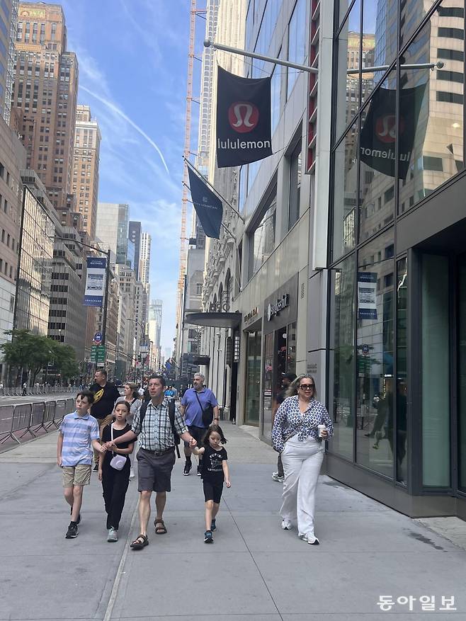 8일(현지 시간) 한 가족 단위 관광객이 번화가로 유명한 뉴욕 맨해튼 5번가를 걷고 있다. 최근 뉴욕을 포함한 미국은 외국인 관광객 감소에 따른 관광 경제 역성장을 겪고 있다. 뉴욕=임우선 특파원 imsun@donga.com