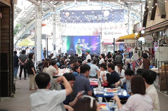 강원 춘천시 풍물시장에 문을 연 야시장 ‘춘풍야장’이 많은 시민과 관광객이 찾는 명소로 부상했다. 사진은 9일 개장식 모습. 춘천시 제공