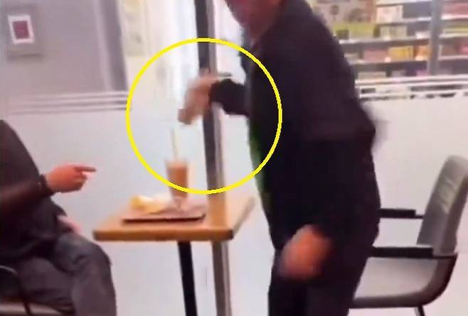 여성 일행에게 음료수를 던지는 노인. X(엑스·구 트위터) 캡처