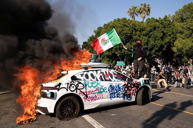 LA의 시위대가 웨이모의 로보택시를 불태우고 있다. 로이터연합뉴스