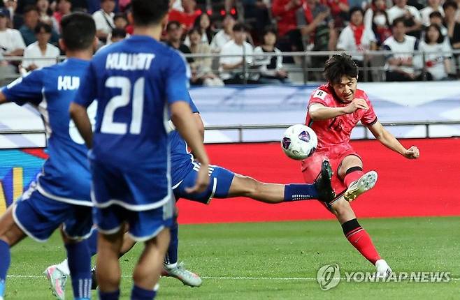쿠웨이트전에서 첫 골을 넣고 있는 이강인. 연합뉴스