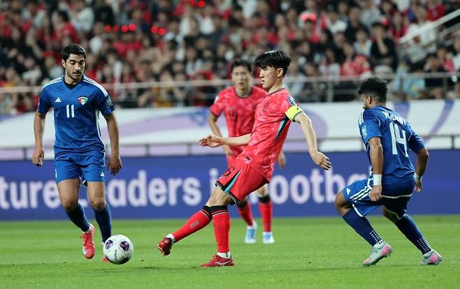 지난 10일 서울 마포구 상암동 서울월드컵경기장에서 열린 2026 국제축구연맹(FIFA) 북중미 월드컵 아시아 3차 예선 B조 10차전 대한민국과 쿠웨이트 경기에서 황인범이 패스하고 있다. 뉴스1