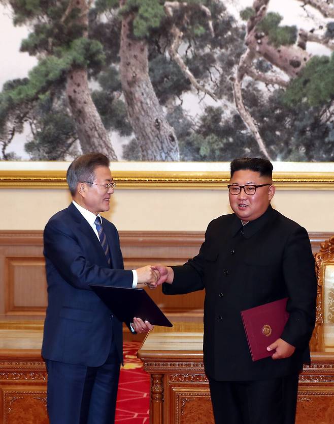 2018년 9월19일 백화원 영빈관에서 문재인 대통령과 김정은 국무위원장이 정상회담을 마친 뒤 평양공동선언서를 교환하고 있다. 평양사진공동취재단
