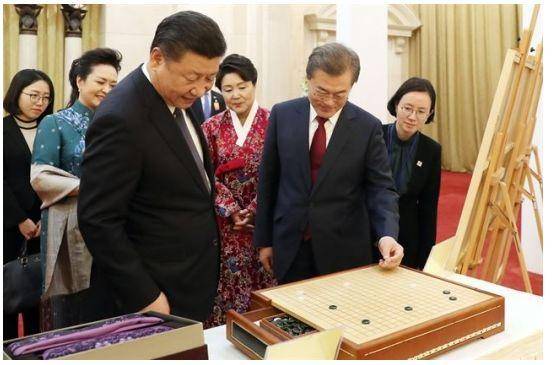 시진핑(앞줄 맨 왼쪽) 중국 국가주석이 2017년 12월 베이징 국빈만찬장에서 중국을 국빈 방문했던 문재인 전 대통령에게 옥으로 제작된 바둑판과 바둑알을 선물했다. 청와대 제공