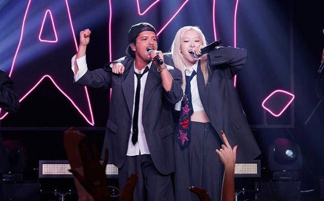 '아파트'를 부르고 있는 그룹 블랙핑크 멤버 로제(오른쪽)와 미국 팝스타 브루노 마스. CJ ENM 제공