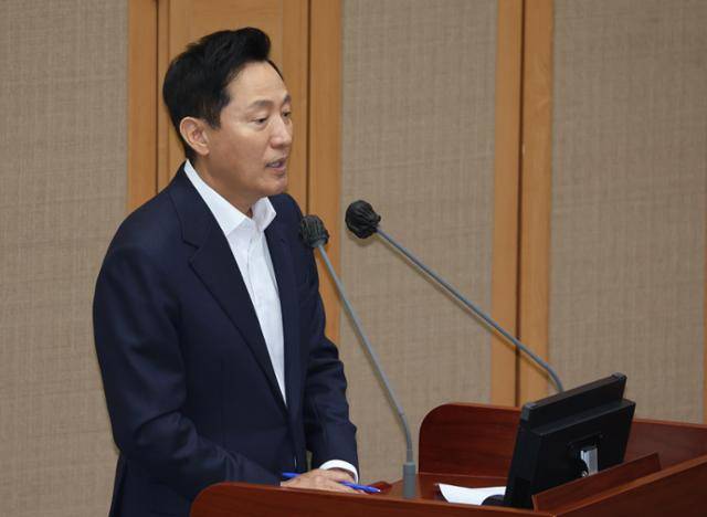 오세훈 서울시장이 11일 서울 중구 서울시의회에서 열린 제331회 정례회 시정질문에 참석, 토지거래허가제와 관련한 질문에 답하고 있다. 연합뉴스