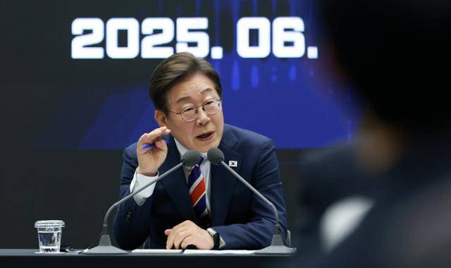 이재명 대통령이 11일 여의도 한국거래소에서 열린 주식시장 불공정거래 근절을 위한 현장 간담회에서 참석자 질문에 답하고 있다. 뉴시스