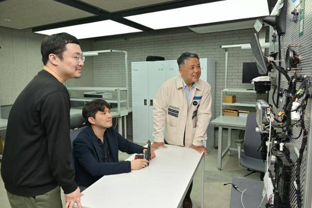 이석우(오른쪽부터) 아우토크립트 대표, 송종혁 자동차보안위협연구소장, 황재영 경영지원본부장이 5일 서울 강남구 삼성동 미래모빌리티센터에서 자동차 부품을 뜯어 놓고 사이버 공격에 얼마나 안전한지 점검하고 있다. 최주연 기자