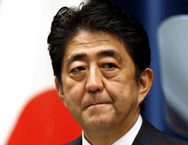 아베 신조 당시 일본 총리가 2015년 8월 14일 도쿄 총리 관저에서 전후 70년 담화를 발표하고 있다. 도쿄=로이터 연합뉴스