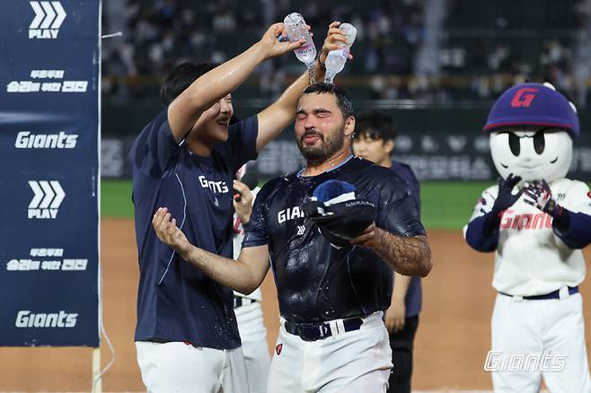 롯데 자이언츠 새 외국인 투수 감보아가 지난 3일 키움 히어로즈전에서 KBO리그 데뷔승을 거두고 동료들에게 축하를 받고 있다. 사진=롯데 자이언츠