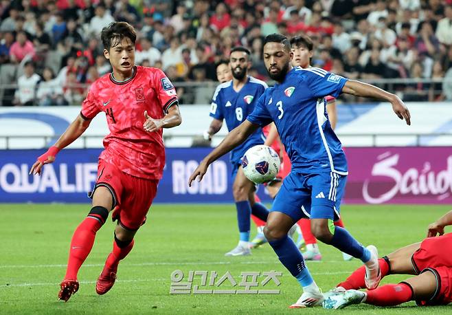 11회 연속 월드컵 본선 진출을 확정지은 대한민국 축구대표팀이 10일 오후 서울 마포구 서울월드컵경기장에서 2026 FIFA 북중미 월드컵 아시아지역 3차 예선 최종전 쿠웨이트와의 경기를 가졌다. 전반 김주성이 상대 선수와 공을 다투고 있다. 상암=김민규 기자 mgkim1@edaily.co.kr /2025.06.10/