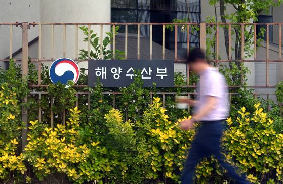 이재명 대통령의 대선 공약인 해양수산부 부산 이전을 두고 10일 세종시와 시민단체 등이 이전 철회를 요구하고 있는 가운데 정부세종청사 해수부 앞으로 시민들이 이동하고 있다. 김성태 객원기자