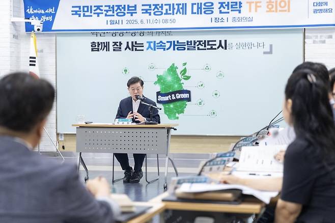 박승원 광명시장이 11일 시청 중회의실에서 열린 ‘국민주권정부 국정과제 대응 전략 TF’ 회의에 참석해 "지역 주요 현안과 정책을 차질없이 추진해 나가겠다"라고 말하고 있다.광명시 제공