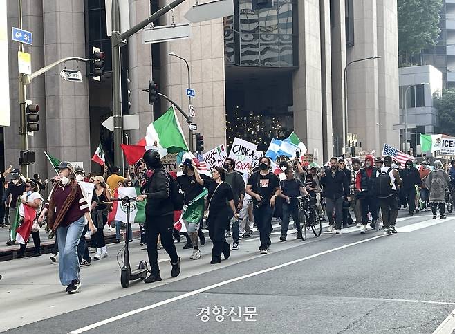 10일(현지시간) 미국 캘리포니아주 로스앤젤레스 도심에서 도널드 트럼프 행정부의 이민자 단속에 항의하는 시민들이 행진하고 있다. 로스앤젤레스 | 김유진 특파원